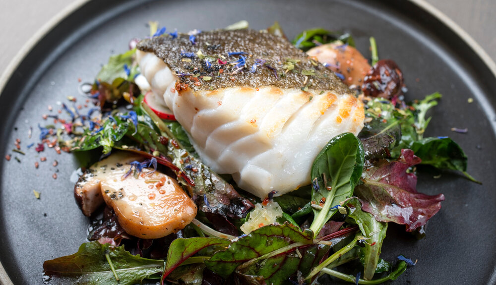 Skrei met kruidensla & boschampignons